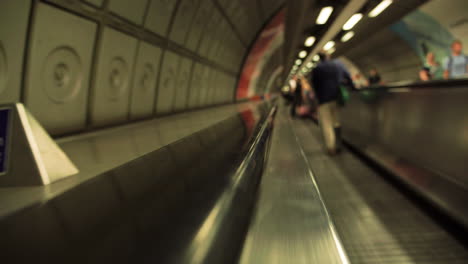 punto de vista de alguien que viaja en una escalera mecánica horizontal en el metro de londres