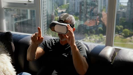 hombre usando auriculares de realidad virtual en el sofá 4k
