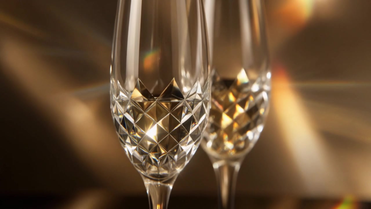 Due Eleganti Flûte di Champagne in Cristallo con Riflessi di Luce Dorata