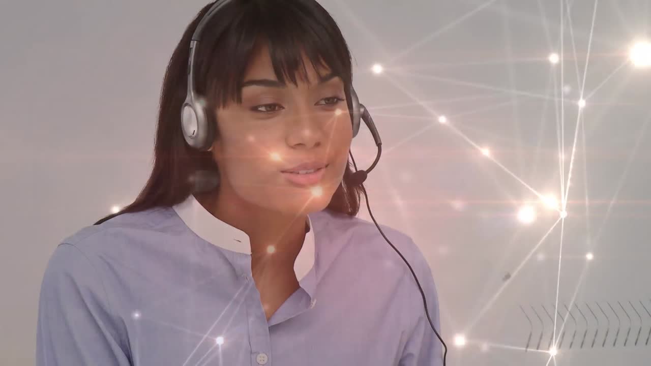 animación de redes de conexiones a través de una mujer de negocios usando auriculares telefónicos