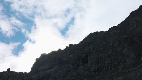 Bewölkter-Blauer-Himmel-über-Einem-Felsgrat-Einer-Klippe