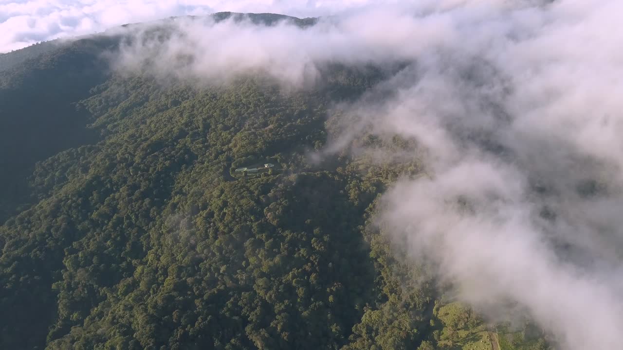 por encima de las nubes y se inclinan sobre las exuberantes montañas y el horizonte