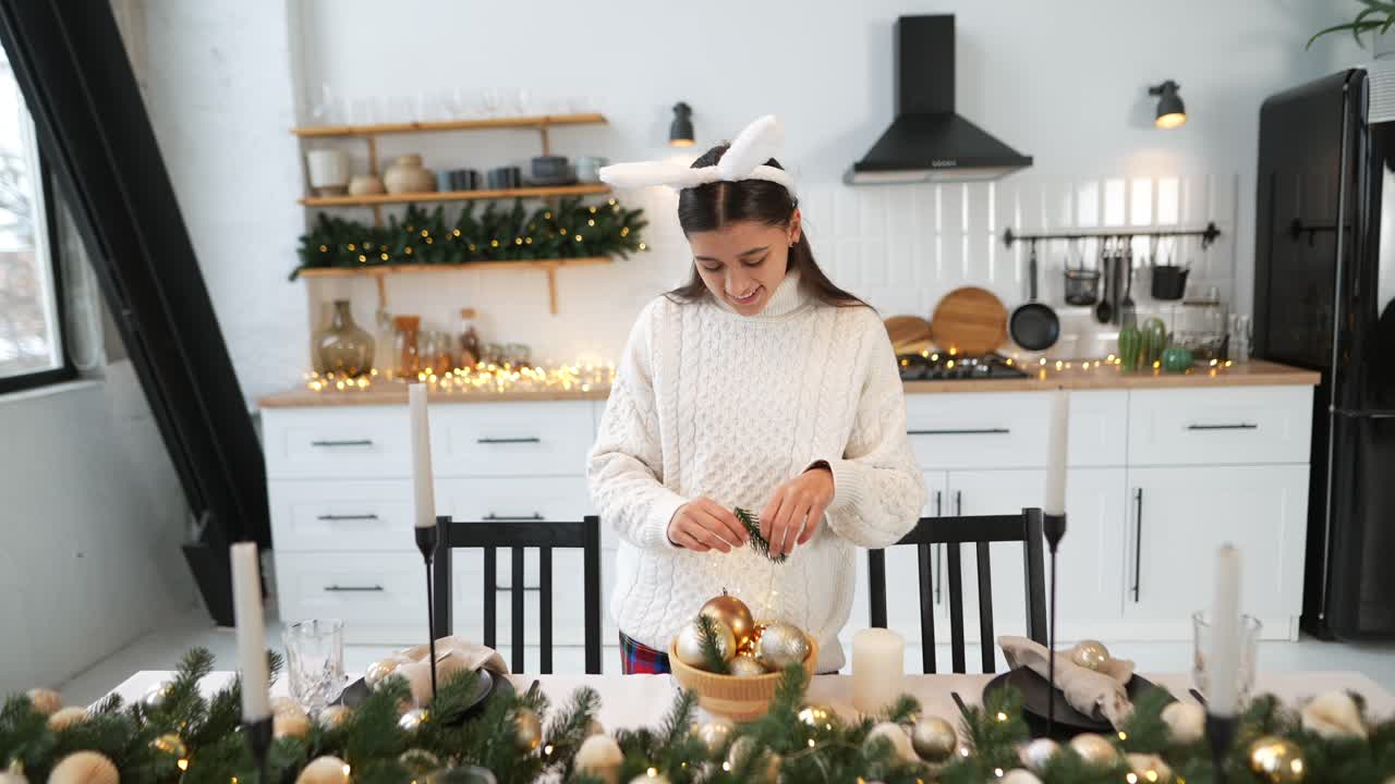 niña decorando la mesa de la cocina navideña