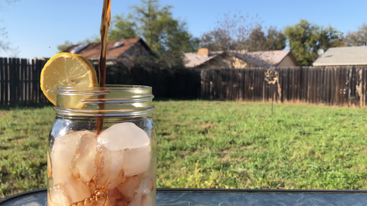 vertiendo té dulce en cámara lenta