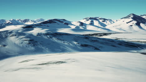 Schneebedeckter-Vulkankrater-In-Island