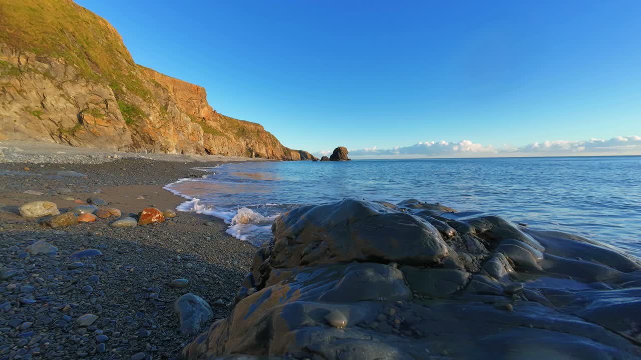 timelapse costa de cobre waterford olas en la playa hora de oro nubes en el mar