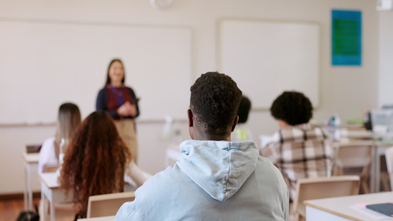 profesor, joven y pregunta en el aula