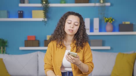 el teléfono de la joven que habla por teléfono se queda sin carga.