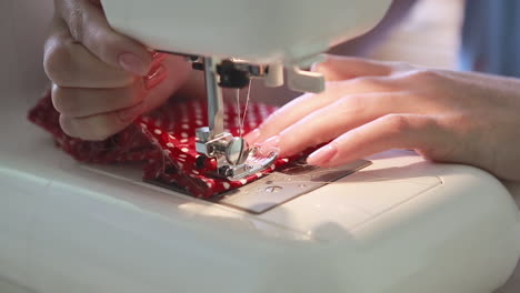 mujer usando una máquina de coser