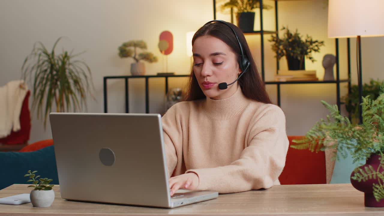 Lavoratrice freelance del call center o dell'operatore della linea di assistenza del servizio di supporto che parla con il cliente