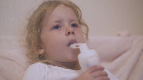 Verärgertes-Mädchen-Unterzieht-Sich-Einer-Behandlung-Mit-Einem-Modernen-Inhalator-Im-Bett