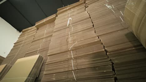 un montón de cartones para embalaje en stock. cajas de cartón autoensambladas