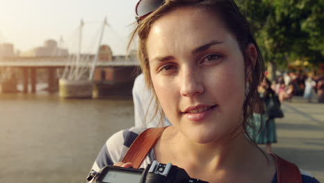 retrato de una joven fotógrafa