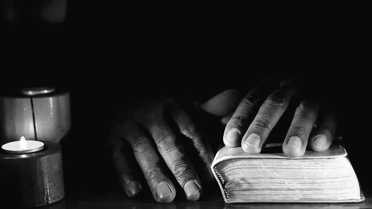 pregare a dio con la bibbia fedelmente adorare con le persone stock footage stock video