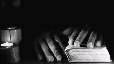 orar a dios con la biblia fielmente adorar con la gente imágenes de stock video de stock