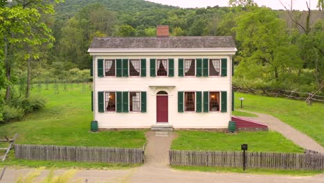 Langsamer-Vorstoß-Der-Drohne-Bei-Der-Historischen-Restaurierung-Des-Hauses-Von-Isaac-Hale-In-Susquehanna,-Pennsylvania