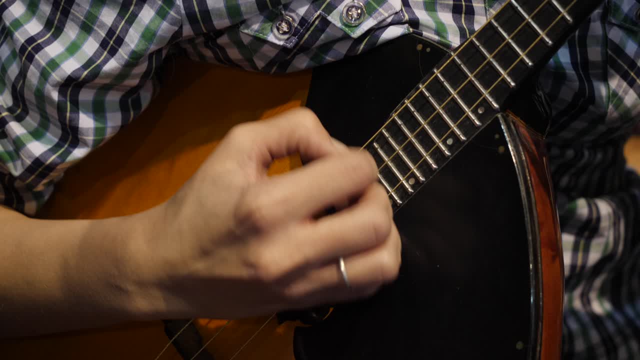 persona que juega a la dombra