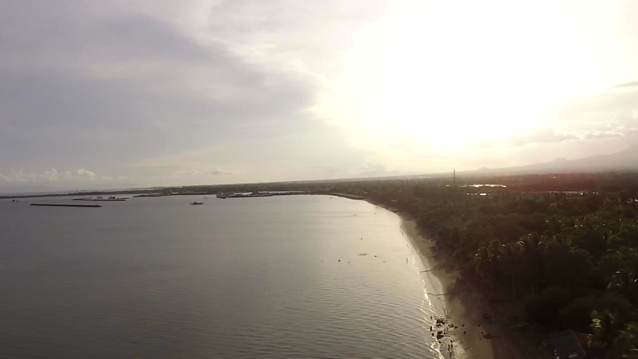 공허한 모래 해변 위에 해가 지고 구름이 많은 날에 아름다운 조용한 바다, 드론 항공기