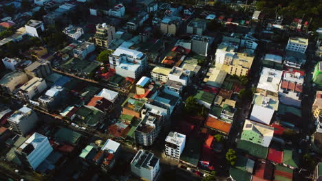 casas vívidas en el barangay de olympia, en el soleado makati, filipinas - vista aérea