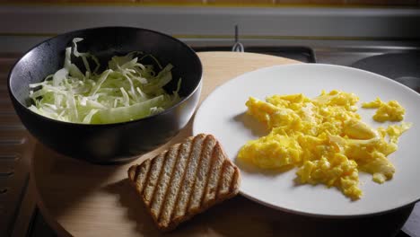 Rührei,-Schüssel-Mit-Geschnittenem-Kohl-Und-Toast-Auf-Dem-Tisch