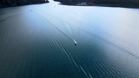 órbita aérea de un barco solitario en el lago de todos los santos, sur de chile