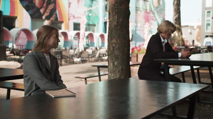 подростковая девушка смотрит на мальчика