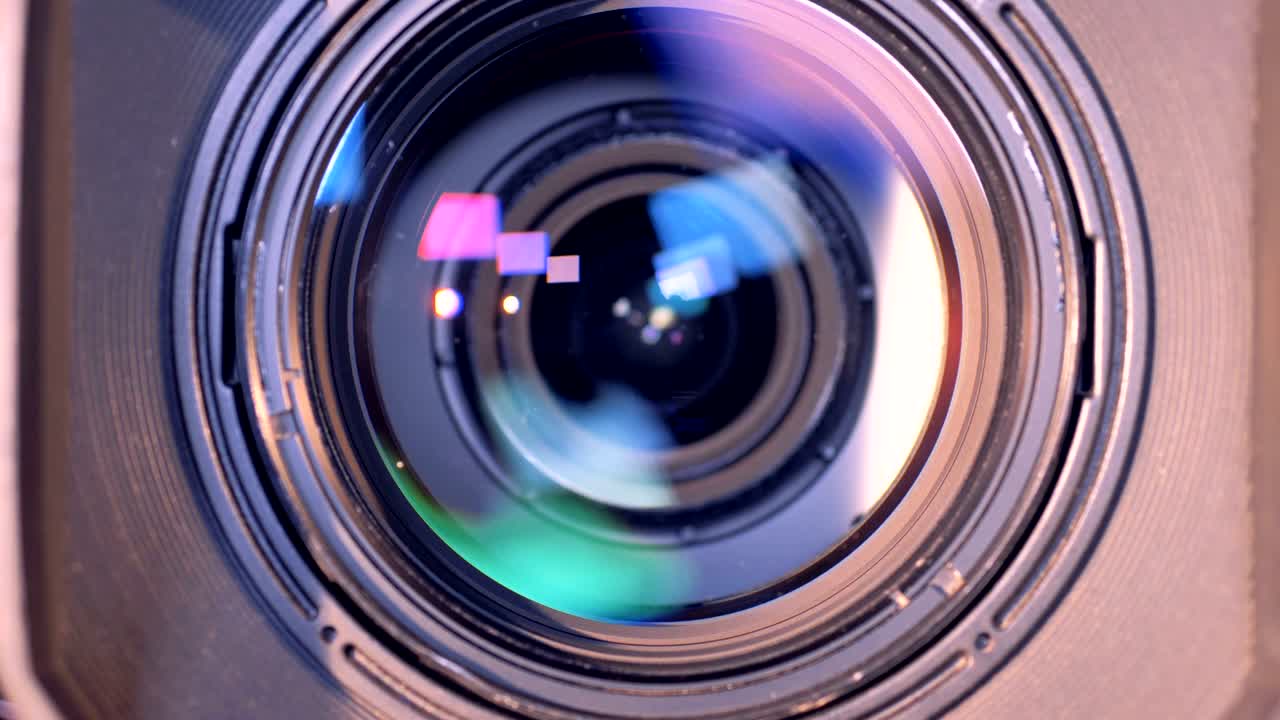 A lente da câmera está girando em direção ao espectador e diminuindo o zoom