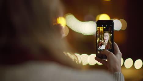 Unbekanntes-Mädchen-Macht-Selfie-Telefon-Im-Freien.-Fröhliche-Frau,-Die-Eine-Telefonkamera-Sucht.