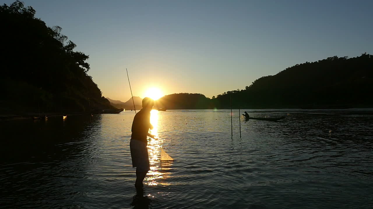 Pescatore al tramonto su un fiume
