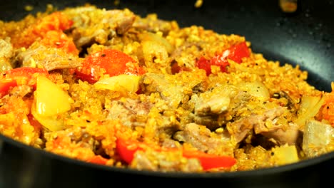 el chef está fritando arroz pilaf
