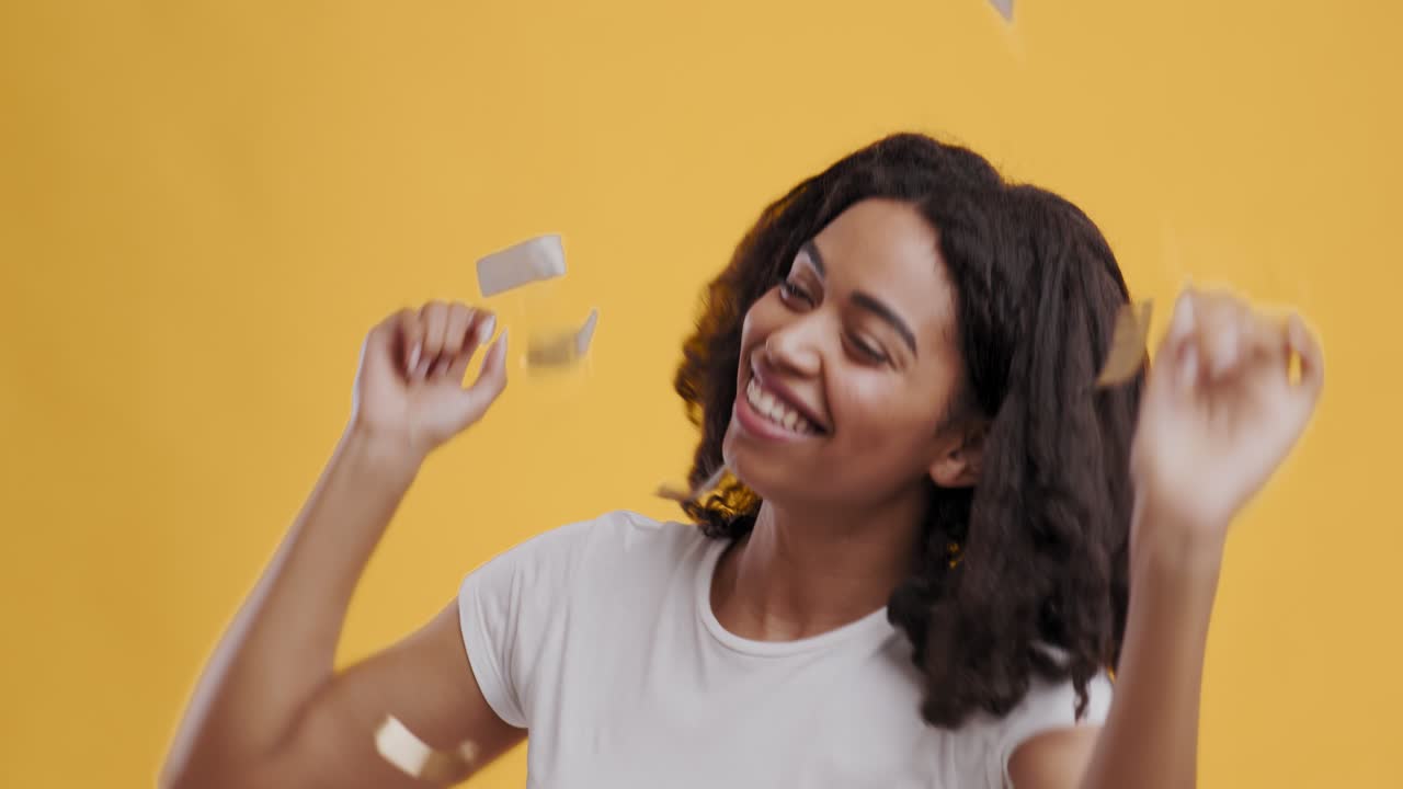 Mujer alegre bailando con confeti