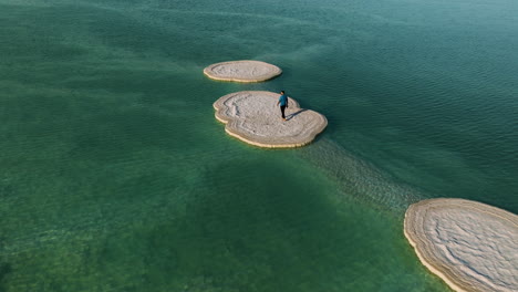 vista aérea de una persona sobre formaciones de sal en el increíble mar muerto en israel