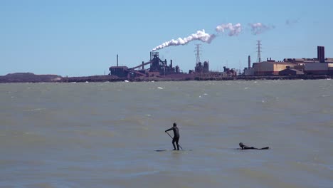 los surfistas desafían un área industrial altamente contaminada en el lago michigan cerca de gary indiana