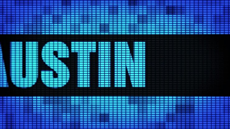 Testo August e Justin su uno schermo LED