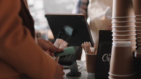 Hombre-Barista-Feliz-Sirviendo-Al-Cliente-Pagando-Con-Tarjeta-De-Crédito-Pago-Sin-Contacto-Gastando-Dinero-Comprando-Café-En-La-Cafetería