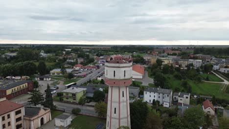vieja torre de agua en una pequeña ciudad dolly aéreo boom de inclinación