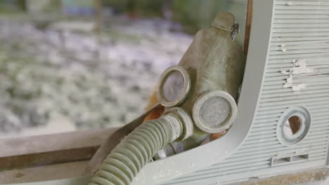 vieja máscara de gas encontrada dentro del edificio abandonado de la guardería en pripyat después de la trágica explosión de energía nuclear de chernobyl en ucrania - toma de primer plano