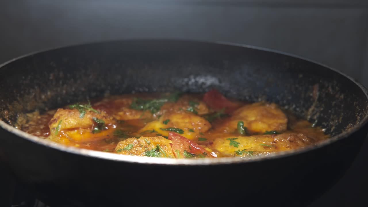 Cucinare curry indiano al paneer
