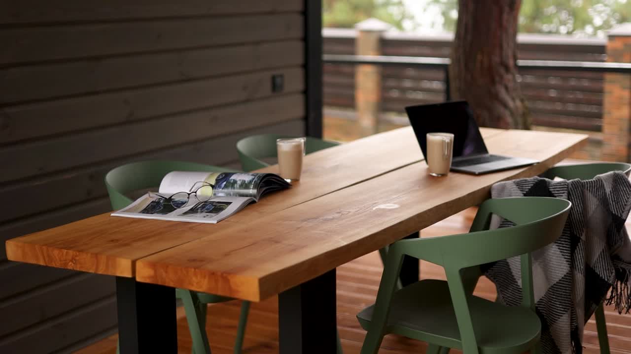 завтрак на террасе с ноутбуком