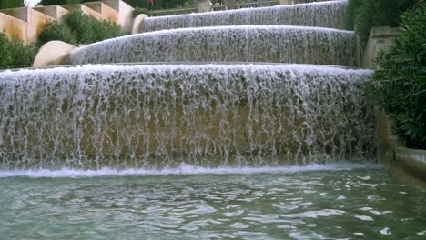 gran fuente en cascada de tres capas