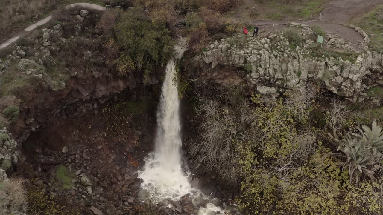 cascada panorámica en un entorno natural
