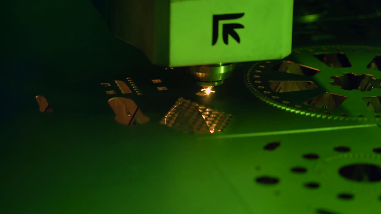 corte láser cnc de metal, tecnología industrial moderna.