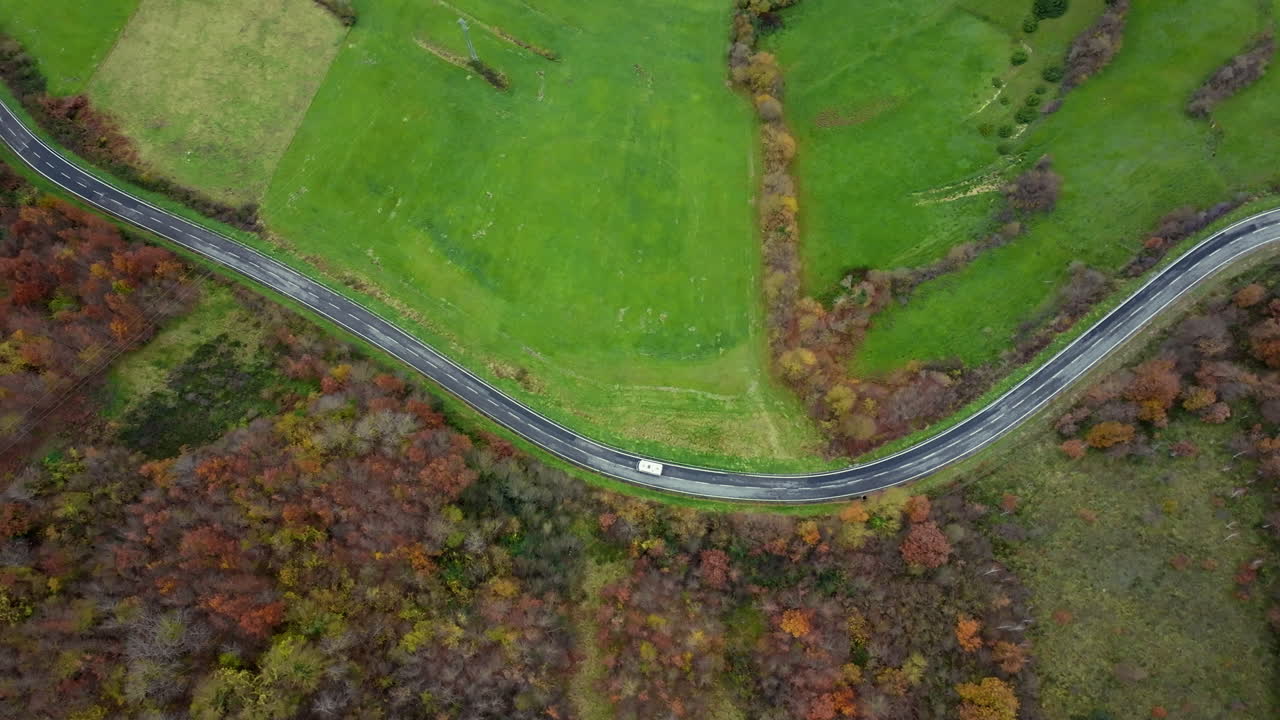 vista aérea de una carretera sinuosa a través del campo de otoño