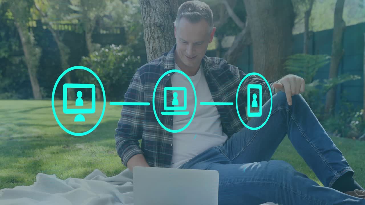 Animation af et netværk af forbindelser med ikoner over en kaukasisk mand, der bruger bærbar computer i en park.