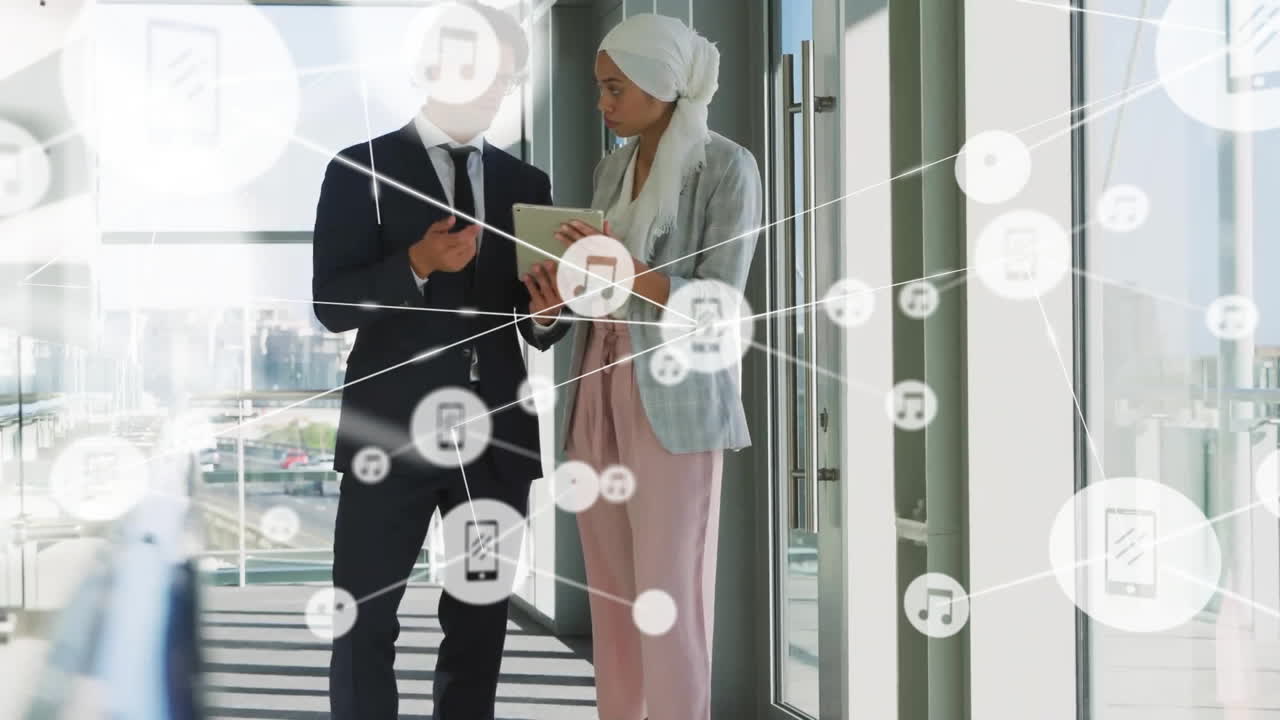 사무실에서 다양한 사업가들과의 아이콘과의 연결 네트워크의 애니메이션