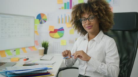 Stylish-pretty-office-worker-posing-at-camera