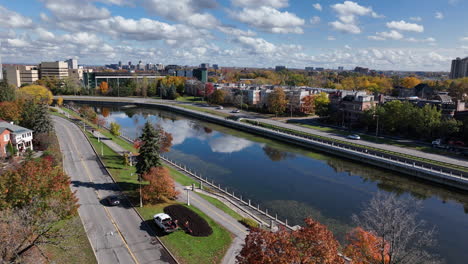 tráfico a lo largo del canal rideau de ottawa colores de otoño