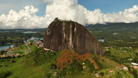 Drohnenaufnahme-Umkreist-Den-Monolithen-El-Peñón,-Sonniger-Tag-In-Guatape,-Kolumbien