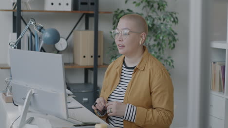 woman in online meeting