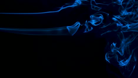 una columna horizontal de humo contra un fondo negro retroiluminado azul que crea líneas abstractas. primer plano. cámara lenta
